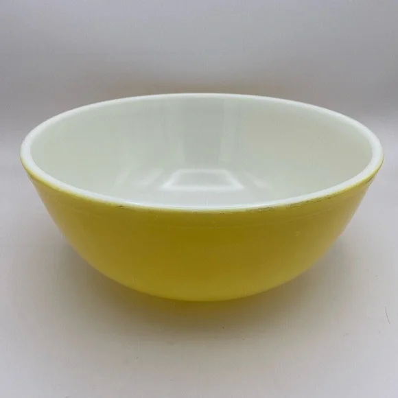Pyrex Yellow Mixing Bowl #404 Primary Colors 4 Qt Large Nesting MCM Vintage - Picture 1 of 7
